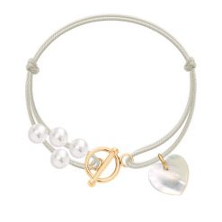 Bransoletka Anne z sercem z masy perłowej. Białe bransoletki Lilou, z perłą, pozłacane. Za 220.00 zł.