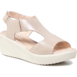Sandały Lasocki OCE-AFFI-02. Czerwone sandały Lasocki, bez wzorów, z nubiku, bez obcasa, bez zapięcia. Za 129.99 zł.
