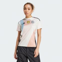 Koszulka Spain 25 (Women's Team) Away. Białe bluzki Adidas, s, bez wzorów, sportowe, bez kołnierzyka, bez ramiączek. W wyprzedaży za 314.30 zł.