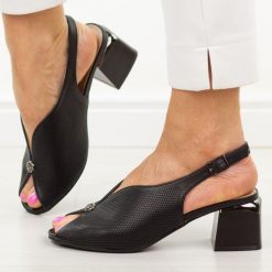 Czarne skórzane sandały damskie Cambell 35301. Czarne sandały Cambell, w ażurowe wzory, ze skóry, eleganckie, bez obcasa, na obcasie, bez zapięcia. W wyprzedaży za 192.72 zł.