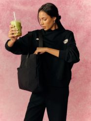 4F Bluza dresowa oversize z kapturem damska - czarna M. Czarne bluzy 4f, m, bez wzorów, z dresówki, z kapturem. Za 179.99 zł.