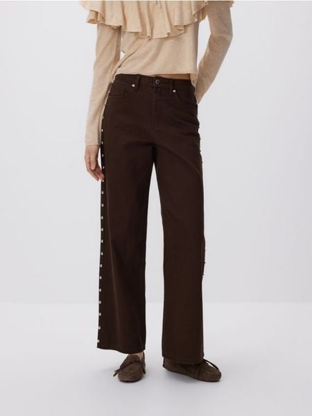 Jeansy wide leg z aplikacją - brązowy. Brązowe jeansy Reserved, z aplikacjami. W wyprzedaży za 89.99 zł.