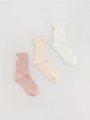 Długie skarpetki z naszywkami 3 pack - kremowy. Białe skarpety Reserved, z aplikacjami. Za 39.99 zł.