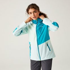 Kurtka przeciwdeszczowa damska Raddick II. Niebieskie kurtki sportowe Regatta, bez wzorów, z materiału, bez kaptura, trekkingowe. W wyprzedaży za 349.99 zł.