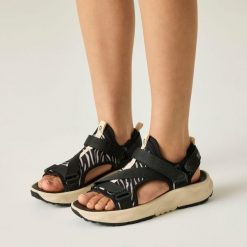 Sandały damskie Lito. Białe sandały Regatta, bez wzorów, z gumy, bez obcasa, bez zapięcia. Za 169.99 zł.