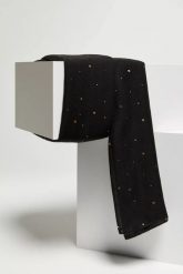 Szal ze złotym nadrukiem czarny. Czarne szaliki MOODO, bez wzorów. W wyprzedaży za 19.99 zł.