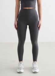Damskie legginsy z wysokim stanem, squat proof, dla niskich Sense ciemnoszare. Szare legginsy AIM'N, xs, bez wzorów, z elastanu, z podwyższonym stanem, krótkie. Za 297.00 zł.
