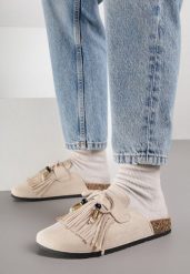 Beżowe Klapki Mule z Imitacji Zamszu Zdobione Koralikami i Frędzlami Elwedena. Brązowe klapki Born2be, z aplikacjami, z jeansu, bez obcasa, na płaskiej podeszwie. Za 79.99 zł.