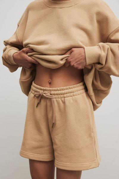 Krótkie spodenki ze sznurkiem w kolorze BISQUIT - PROSPER. Brązowe szorty Marsala, bez wzorów, z bawełny, klasyczne. Za 249.90 zł.