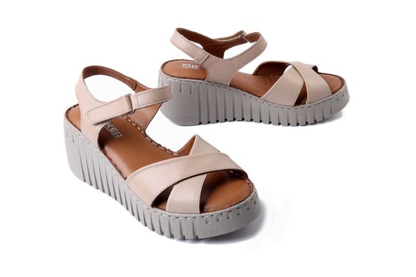 ARTIKER RELAKS 56C0962 beżowy, sandały damskie. Brązowe sandały Artiker Relaks, bez wzorów, bez obcasa, na koturnie, bez zapięcia. Za 149.94 zł.