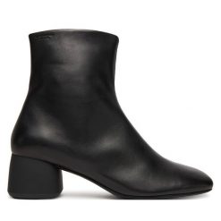 Botki Vagabond Shoemakers. Czarne botki Vagabond Shoemakers, bez wzorów, bez obcasa, na słupku, bez zapięcia. Za 799.99 zł.