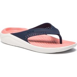 Japonki CROCS - Literide Flip 205182 Navy/Melon. Niebieskie klapki Crocs, bez wzorów, z materiału, bez obcasa. W wyprzedaży za 159.00 zł.