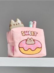 Kosmetyczka pluszowa z ozdobnym haftem Pusheen the Cat - różowy. Czerwone kufry i kosmetyczki Sinsay, bez wzorów, bez dodatków. Za 19.99 zł.