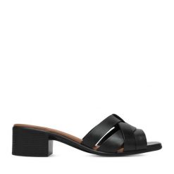 Klapki Lasocki. Czarne klapki Lasocki, bez wzorów, bez obcasa. Za 159.99 zł.