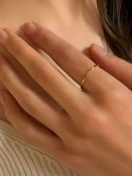 Les Petites Précieuses Pozłacany pierścionek z diamentem rozmiar: 50. Żółte pierścionki Les Petites Précieuses, z diamentem, pozłacane. Za 83.42 zł.