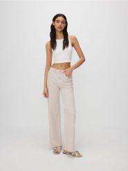 Jeansy culotte z przetarciami - jasnoszary. Szare jeansy Reserved, bez wzorów. W wyprzedaży za 39.99 zł.