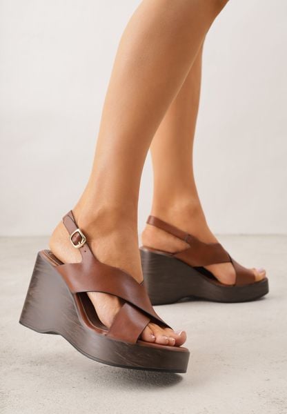 Jasnobrązowe Sandały na Koturnie i Platformie Ozdobione Dwoma Paskami Daphnone. Brązowe sandały Born2be, bez wzorów, z jeansu, eleganckie, bez obcasa, na koturnie, bez zapięcia. Za 119.99 zł.