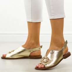 Złote skórzane Polskie sandały damskie Deoni D531. Żółte sandały Deoni, z aplikacjami, z jeansu, eleganckie, bez obcasa, na płaskiej podeszwie, bez zapięcia. Za 419.00 zł.