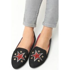 Czarne Lordsy Virgo. Czarne lordsy Born2be, bez wzorów, z denimu, ze szpiczastym noskiem, bez obcasa, na płaskiej podeszwie, bez zapięcia. Za 24.99 zł.