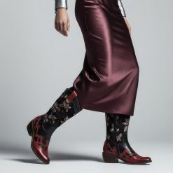 Kozaki damskie Laura Vita, wysoka cholewka skórzana zdobiona i na klocku zapinane na zamek, czerwone, SL1505-A9A. Czerwone kozaki Laura Vita, z materiału, przed kolano, bez obcasa, na obcasie, bez zapięcia. Za 535.99 zł.