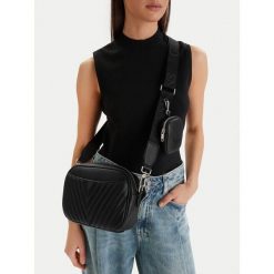 Torebka Guess Jeans. Czarne listonoszki Guess Jeans, z aplikacjami, z jeansu, bez dodatków. Za 229.99 zł.
