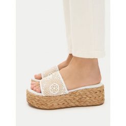 Klapki Guess. Białe klapki Guess, z aplikacjami, bez obcasa. Za 287.99 zł.