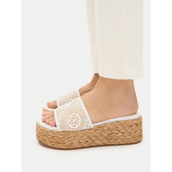 Klapki Guess. Białe klapki Guess, z aplikacjami, bez obcasa. Za 287.99 zł.