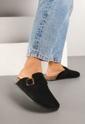 Czarne Klapki z Ozdobnym Paskiem i Klamrą Calevelis. Czarne klapki Born2be, bez wzorów, z jeansu, z okrągłym noskiem, bez obcasa, na obcasie. Za 29.99 zł.