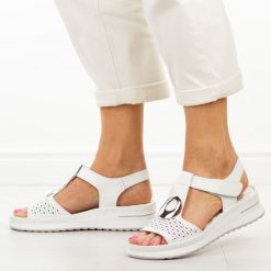 Białe skórzane sandały damskie Jezzi 9758. Białe sandały Jezzi, z aplikacjami, z jeansu, eleganckie, z okrągłym noskiem, bez obcasa, na platformie, bez zapięcia. Za 229.00 zł.