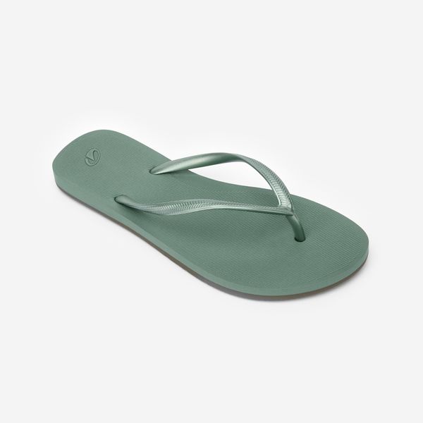 Japonki damskie Decathlon 500 Grass. Zielone klapki DECATHLON, bez wzorów, z materiału, bez obcasa, na płaskiej podeszwie. Za 39.99 zł.