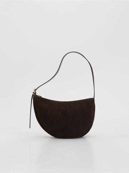 Torebka na ramię z imitacji zamszu - ciemnobrązowy. Brązowe torby na ramię Reserved, bez wzorów, na ramię, bez dodatków. Za 129.99 zł.