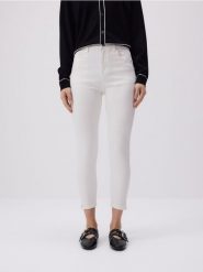 Jeansy slim push up - biały. Białe jeansy Reserved, bez wzorów, z podwyższonym stanem. W wyprzedaży za 59.99 zł.