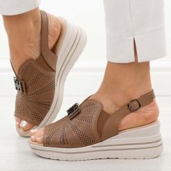 Brązowe skórzane sandały damskie na koturnie M.Daszyński 25144-4. Brązowe sandały M.Daszyński, z aplikacjami, ze skóry, casualowe, bez obcasa, na koturnie, bez zapięcia. Za 219.00 zł.