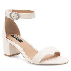 Sandały Nine West. Białe sandały Nine West, bez wzorów, bez obcasa, na słupku, bez zapięcia. Za 229.99 zł.