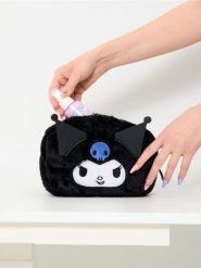 Kosmetyczka Kuromi - czarny. Czarne kufry i kosmetyczki Sinsay, bez wzorów, z nadrukiem, bez dodatków. Za 25.99 zł.