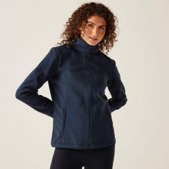 Damska kurtka softshell Ablaze z nadrukiem. Fioletowe kurtki sportowe Regatta, na jesień, xs, bez wzorów, z softshellu, bez kaptura, trekkingowe. Za 199.99 zł.