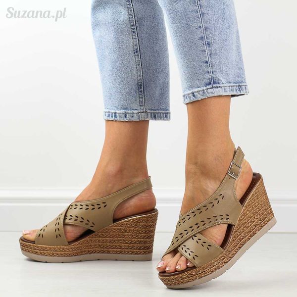 Beżowe sandały damskie na koturnie Jezzi 2171-2. Brązowe sandały Jezzi, bez wzorów, ze skóry, bez obcasa, na koturnie, bez zapięcia. Za 139.00 zł.