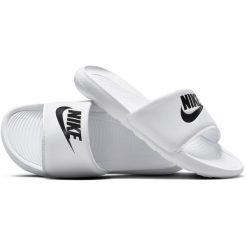 Klapki damskie Nike Victori One Slide. Białe klapki Nike, bez wzorów, z materiału, bez obcasa. Za 273.00 zł.