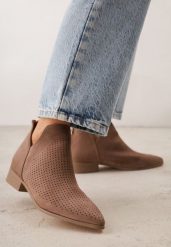 Brązowe Płaskie Botki Vices z Ażurową Cholewką Ozdobione Wycięciem Selanis. Brązowe botki Renee, w ażurowe wzory, z jeansu, bez obcasa, na płaskiej podeszwie, bez zapięcia. Za 119.99 zł.