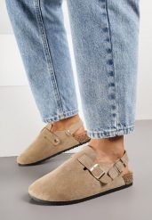 Ciemnobeżowe Sandały w Stylu Chodaków Ozdobione Klamrami Qyrraya. Brązowe sandały Born2be, bez wzorów, z jeansu, eleganckie, bez obcasa, na płaskiej podeszwie, bez zapięcia. Za 69.99 zł.