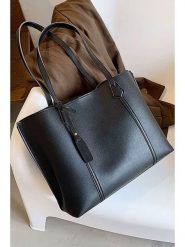 Lucky Bees Torebka w kolorze czarnym - 39 x 29 cm rozmiar: onesize. Czarne torby na ramię Lucky Bees, bez wzorów, z materiału, na ramię, bez dodatków. Za 151.95 zł.