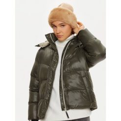 Czapka Guess. Brązowe czapki Guess, z aplikacjami. Za 199.99 zł.