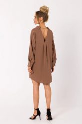 Sukienka koszulowa z dekoltem V na plecach brązowa. Brązowe sukienki MOE, na co dzień, s, bez wzorów, bez kołnierzyka, bez ramiączek, koszulowe. Za 279.00 zł.