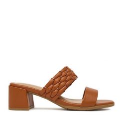 Klapki JENNY. Brązowe klapki Jenny, bez wzorów, bez obcasa. Za 129.99 zł.