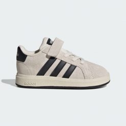 Kapcie ADIDAS GRAND COURT 00S EL Biały. Białe obuwie domowe Adidas, bez wzorów, ze skóry, bez zapięcia. W wyprzedaży za 161.10 zł.