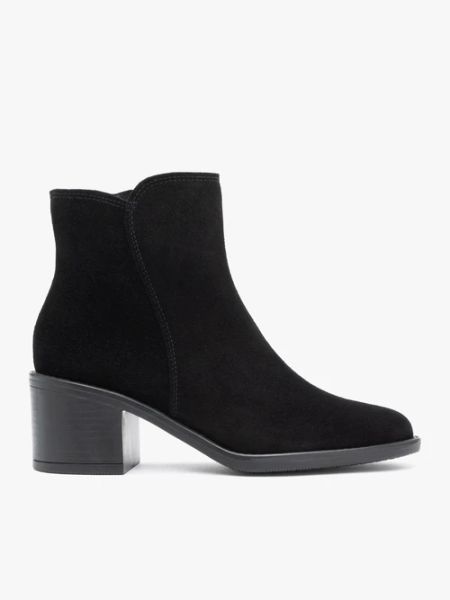 Czarne welurowe botki. Czarne botki Ryłko, bez wzorów, ze skóry, z okrągłym noskiem, bez obcasa, na obcasie, bez zapięcia. Za 429.99 zł.