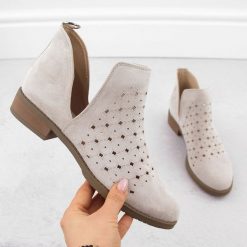 Botki damskie zamszowe ażurowe wsuwane beżowe M.Daszyński SA62-102. Brązowe botki M.Daszyński, z aplikacjami, ze skóry ekologicznej, za kostkę, bez obcasa, bez zapięcia. Za 149.99 zł.