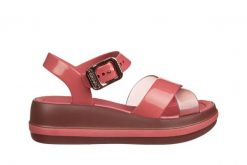 Sandały Azaleia Marie Sandal Plat Fem Red 198052, Różowy. Czerwone sandały Azaleia, bez wzorów, z gumy, sportowe, bez obcasa, bez zapięcia. W wyprzedaży za 99.00 zł.
