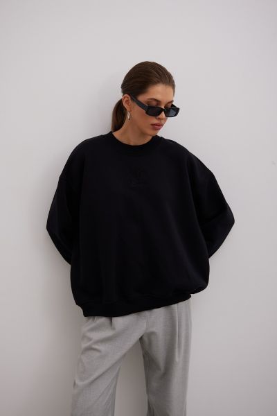 Bluza typu oversize z HAFTEM w kolorze TOTALLY BLACK - GEMINI. Czarne bluzy Marsala, m, bez wzorów, z bawełny, bez kaptura. Za 349.90 zł.