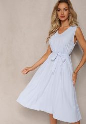 Jasnoniebieska Plisowana Sukienka Midi z Plisami na Dole i Paskiem w Talii Wrensilva. Niebieskie sukienki Renee, l, bez wzorów, z materiału, eleganckie, bez kołnierzyka, bez ramiączek, midi, rozkloszowane. Za 39.99 zł.